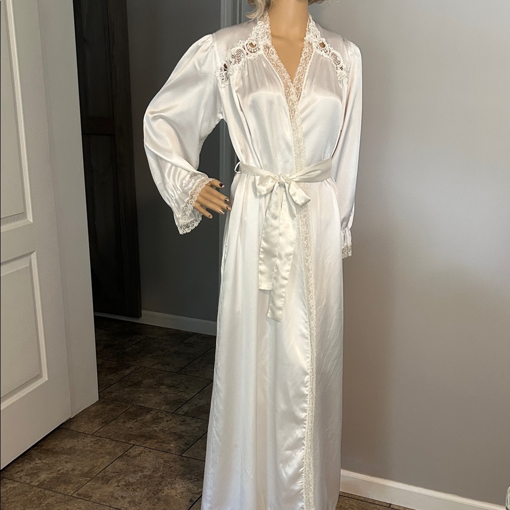 Donna Richard Elegant Vintage White Lace Trim Peignoir - Robe